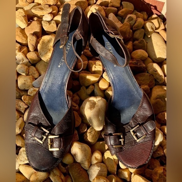 Vintage Aerosole Leather High Heeled Ankle Strap Sandals with Stacked Heel - Picture 9 of 10